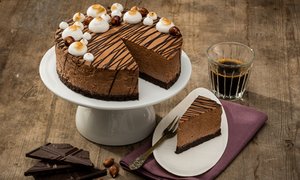 Bitterschokoladenmoussetorte mit Baiser und karamellisierten Haselnüssen