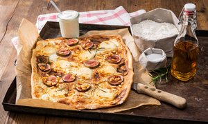 Flammkuchen mit Feigen, Ziegenkäse und Pinienkernen