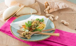 Bao Bun mit Thaisalat und Erdnuss Pesto