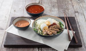 Poke Bowl mit Senfei, Thunfisch und Kimchi Creme