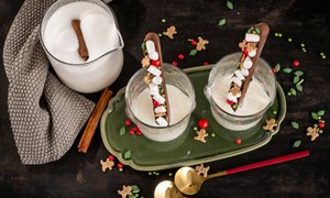 Heiße Zimtmilch mit weihnachtlichen Schokosticks