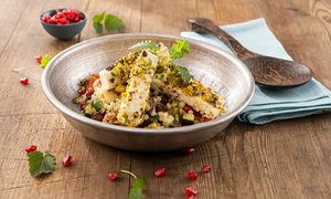 Couscous Salat mit Granatapfel und gebackenem Feta