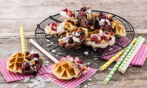 Croffles mit Schokoglasur und bunten Obststreuseln