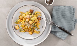 Reisnudelsalat mit Tofu und Mango