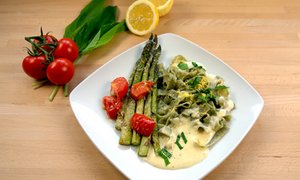 Bandnudeln mit grünem Spargel-Gratin