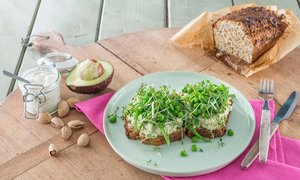 Proteinbrot mit Zuckerschoten und Avocado