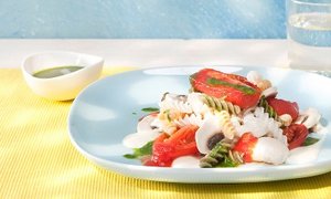 Reisnudeln mit kandierten Tomaten, Basilikum-Pesto und Champignons in weißer Balsamico Sauce
