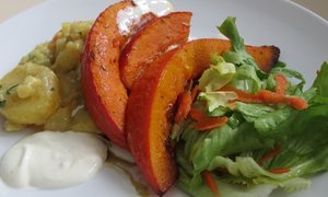 Ofen-Hokkaido an Kartoffelsalat mit Kürbiskernöl und Joghurt-Topping