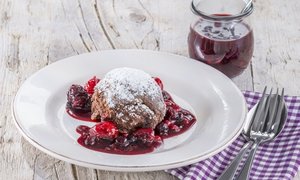 Schokobuchteln mit Beerensauce
