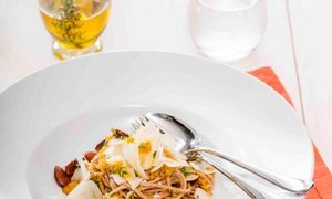 Spaghetti mit Möhrenpesto und Mandeln