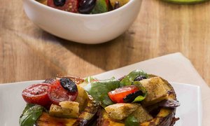 Gegrillte Avocado mit Tomaten-Brotsalat
